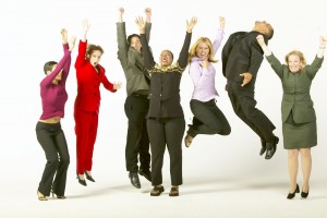 Grupo de ejecutivos saltando celebtando algo (ideal para señalar un triunfo o logro)